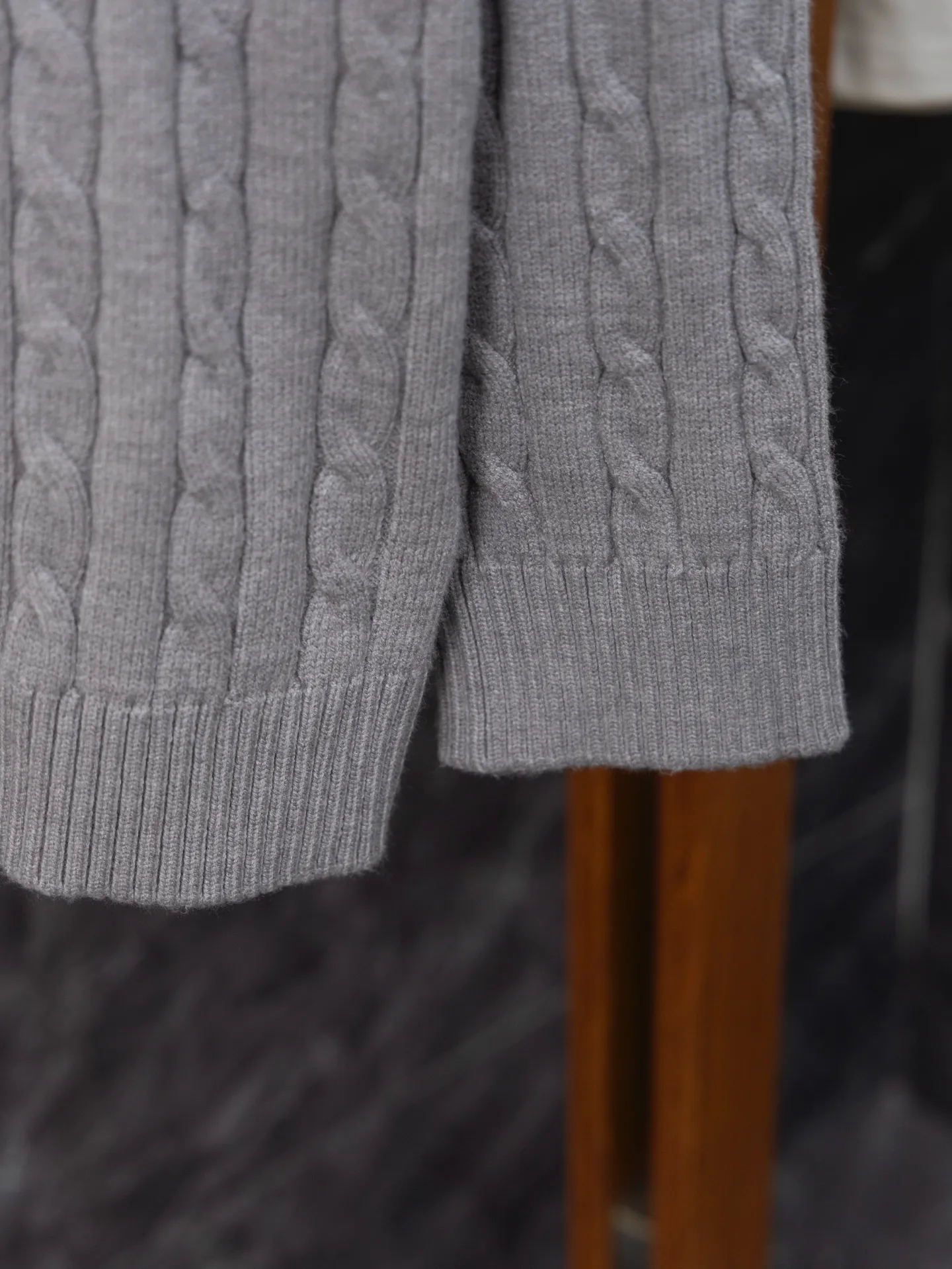 P230 Model No. J0132 Ralph Lauren classic pony embroidered stand-collar knitted sweater. Made of 400 cotton gauze fabric with clear lines. Original order customization 1:1 smooth and delicate lines. Better hand feel. Not easy to deform, not easy to shrink, not easy to fade. Maintains long-lasting beauty. Color Gray Black Size S-XL